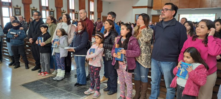 Entrega de biblias a familias de la catequesis